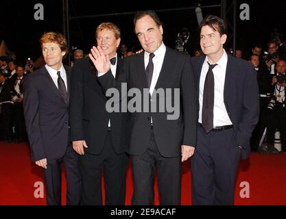 Willem Dafoe, Tom Berenger, Oliver Stone et Charlie Sheen posent pour les photographes sur le tapis rouge avant la projection du film 'Sithland Tales' présenté hors compétition lors du 59e Festival du film à Cannes, France, le 21 mai 2006. Photo de Hahn-Nebinger-Orban/ABACAPRESS.COM Banque D'Images