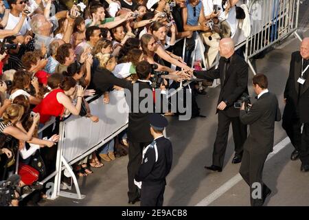 L'acteur AMÉRICAIN Bruce Willis et la chanteuse canadienne avril Lavigne posent pour les photographes sur le tapis rouge avant la projection du film « Over the Hedge » présenté hors compétition lors du 59e Festival du film à Cannes, en France, le 21 mai 2006. Piscine photo par Benainous/ABACAPRESS.COM Banque D'Images