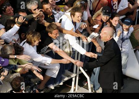 Bruce Willis accueille des fans sur le tapis rouge avant la projection du film "sur la haie" présenté hors compétition pendant le 59ème Festival du film à Cannes, France, le 21 mai 2006. Piscine photo par Benainous/ABACAPRESS.COM Banque D'Images