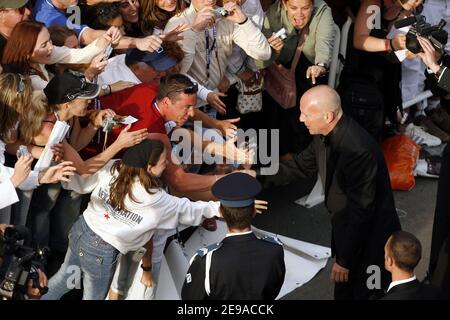 Bruce Willis accueille des fans sur le tapis rouge avant la projection du film "sur la haie" présenté hors compétition pendant le 59ème Festival du film à Cannes, France, le 21 mai 2006. Piscine photo par Benainous/ABACAPRESS.COM Banque D'Images