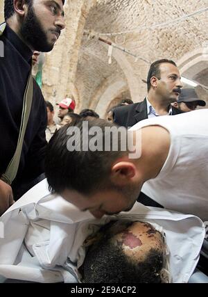 Des parents palestiniens pleurent le corps du commandant du Jihad islamique Mohammed Dadouh dans la mosquée d'Omari lors de ses funérailles à Gaza, le dimanche 21 mai 2006. Samedi, l'armée israélienne a tiré des missiles sur une voiture dans la ville de Gaza, tuant Dadouh, la militante la plus âgée du Jihad islamique et une femme de sa mère et de son fils de cinq ans qui étaient dans un taxi près de la jeep de Dadouh. Photo de Mohamed Atta/ABACAPRESS.COM Banque D'Images