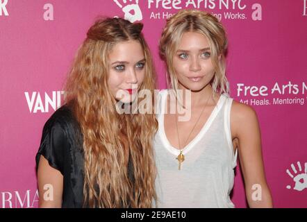 Mary-Kate et Ashley Olsen arrivent à la 7e vente aux enchères annuelle de Free Arts NYC à New York, NY, USA le mardi 23 mai 2006. Photo de Nicolas Khayat/ABACAPRESS.COM Banque D'Images