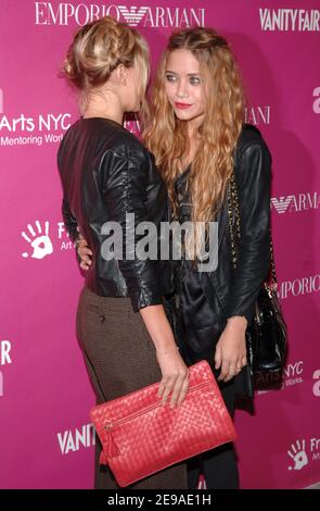 Mary-Kate et Ashley Olsen arrivent à la 7e vente aux enchères annuelle de Free Arts NYC à New York, NY, USA le mardi 23 mai 2006. Photo de Nicolas Khayat/ABACAPRESS.COM Banque D'Images