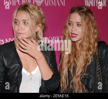 Mary-Kate et Ashley Olsen arrivent à la 7e vente aux enchères annuelle de Free Arts NYC à New York, NY, USA le mardi 23 mai 2006. Photo de Nicolas Khayat/ABACAPRESS.COM Banque D'Images