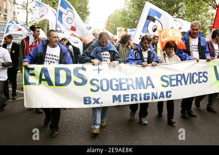 Une centaine de salariés de Sogerma protestent près du siège social d'EADS à Paris, en France, le 24 mai 2006. La Société européenne de défense et d'espace aéronautique (EADS) a accepté de modifier le délai de fermeture de l'usine de maintenance d'EADS et de rechercher des moyens de maintenir l'emploi dans la région, a déclaré le groupe la semaine dernière. La fermeture de l'usine, où jusqu'à 1,000 travailleurs sont employés, a été dénoncée par les syndicats et, le 22 mai, environ 200 employés ont occupé une piste d'atterrissage à l'aéroport. Photo de Mousse/ABACAPRESS.COM Banque D'Images