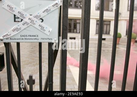 Une centaine de salariés de Sogerma protestent près du siège social d'EADS à Paris, en France, le 24 mai 2006. La Société européenne de défense et d'espace aéronautique (EADS) a accepté de modifier le délai de fermeture de l'usine de maintenance d'EADS et de rechercher des moyens de maintenir l'emploi dans la région, a déclaré le groupe la semaine dernière. La fermeture de l'usine, où jusqu'à 1,000 travailleurs sont employés, a été dénoncée par les syndicats et, le 22 mai, environ 200 employés ont occupé une piste d'atterrissage à l'aéroport. Photo de Mousse/ABACAPRESS.COM Banque D'Images