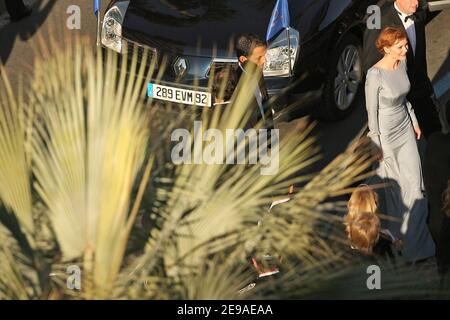 L'actrice américaine Kirsten Dunst arrive au Palais des Festivals pour assister à la projection du film de Sofia Coppola 'Marie Antoinette' lors du 59ème Festival de Cannes, à Cannes, en France, le 24 mai 2006. Photo de Hahn-Nebinger-Orban/ABACAPRESS.COM Banque D'Images