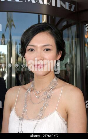 L'actrice chinoise Zhang Ziyi quitte l'hôtel Martinez, lors du 59e Festival du film, à Cannes, en France, le 24 mai 2006. Photo de Benoit Pinguet/ABACAPRESS.COM Banque D'Images