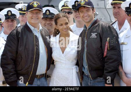 Hugh Jackman, alias « Wolverine », Halle Berry, alias « Storm » et Kelsey Grammer, alias « Dr. Pose de Henry McCoy pour des photos avec des membres d'équipage sur le pont de vol à bord du navire d'assaut amphibie USS Kearsarge (LHD 3). Les trois étoiles du prochain « X-Men: The Last Stand » ont visité des marins et embarqué à Marines le jour d'ouverture de la Fleet week 2006 à New York, NY, États-Unis, le 24 mai 2006. L'équipage a également reçu un aperçu spécial du film avant sa date de sortie mondiale du 26 mai 2006. Photo par USN via ABACAPRESS.COM Banque D'Images