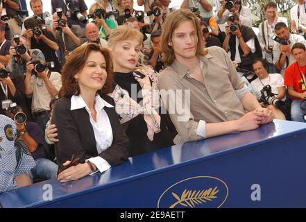Arielle Dombasle, la réalisatrice Anne Fontaine et Andy Gillet posent pour les médias lors de la séance photo de la Nouvelle chance. Lors du 59e Festival du film à Cannes, France, le 25 mai 2006. Photo de Hahn-Nebinger-Orban/ABACAPRESS.COM Banque D'Images