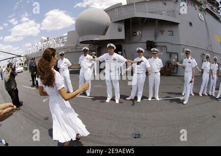 L'actrice Halle Berry salue les marins et les Marines à bord du navire d'assaut amphibie USS Kearsarge (LHD 3), pendant le défilé des navires au début de la semaine de la flotte de New York City 2006. Halle Berry, alias « Storm », dans le prochain « X-Men: The Last Stand », a visité les marins et a embarqué Marines le jour d'ouverture de la semaine de la flotte le 24 mai 2006. L'équipage a également reçu un aperçu spécial du film avant sa date de sortie mondiale du 26 mai 2006. Photo par USN via ABACAPRESS.COM Banque D'Images