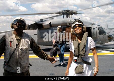 L'actrice Halle Berry arrive le navire d'assaut amphibie USS Kearsarge (LHD 3) alors qu'il navigue dans le port de New York pendant la parade des navires, lançant ainsi la Fleet week New York City 2006. Halle Berry, alias « Storm », dans le prochain « X-Men: The Last Stand », a visité les marins et a embarqué Marines le jour d'ouverture de la semaine de la flotte le 24 mai 2006. L'équipage a également reçu un aperçu spécial du film avant sa date de sortie mondiale du 26 mai 2006. Photo par USN via ABACAPRESS.COM Banque D'Images