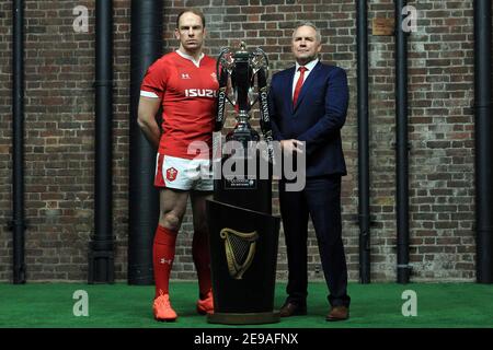 Londres, Royaume-Uni. 22 janvier 2020. Photo de fichier de 2020. Alun Wyn Jones du pays de Galles (L) et Wayne Pivac, entraîneur-chef de l'équipe de rugby du pays de Galles (R), se tiennent à côté du trophée Guinness six Nations. Lancement du tournoi Guinness six Nations Championship 2020 à Tobacco Dock à Tobacco Quay, Londres, le mercredi 22 janvier 2020. Cette image ne peut être utilisée qu'à des fins éditoriales. Usage éditorial seulement, photo par Steffan Bowen/ Credit: Andrew Orchard sports Photography/Alay Live News Banque D'Images