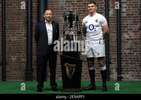 Londres, Royaume-Uni. 22 janvier 2020. Photo de fichier de 2020. Eddie Jones (L) et Owen Farrell (R), entraîneur chef de l'équipe de rugby d'Angleterre, se tiennent à côté du trophée Guinness six Nations. Lancement du tournoi Guinness six Nations Championship 2020 à Tobacco Dock à Tobacco Quay, Londres, le mercredi 22 janvier 2020. Cette image ne peut être utilisée qu'à des fins éditoriales. Usage éditorial seulement, photo par Steffan Bowen/ Credit: Andrew Orchard sports Photography/Alay Live News Banque D'Images