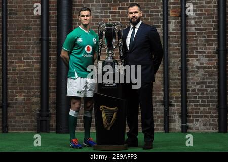 Londres, Royaume-Uni. 22 janvier 2020. Photo de fichier de 2020. Johnny Sexton d'Irlande (L) et Andy Farrell, entraîneur-chef de l'équipe de rugby d'Irlande (R), se tiennent aux côtés du trophée Guinness six Nations. Lancement du tournoi Guinness six Nations Championship 2020 à Tobacco Dock à Tobacco Quay, Londres, le mercredi 22 janvier 2020. Cette image ne peut être utilisée qu'à des fins éditoriales. Usage éditorial seulement, photo par Steffan Bowen/ Credit: Andrew Orchard sports Photography/Alay Live News Banque D'Images