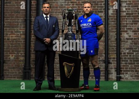 Londres, Royaume-Uni. 22 janvier 2020. Photo de fichier de 2020. Franco Smith, l'entraîneur-chef de l'équipe de rugby italienne (L) et Luca Bigi d'Italie (R) se tiennent aux côtés du trophée Guinness six Nations. Lancement du tournoi Guinness six Nations Championship 2020 à Tobacco Dock à Tobacco Quay, Londres, le mercredi 22 janvier 2020. Cette image ne peut être utilisée qu'à des fins éditoriales. Usage éditorial seulement, photo par Steffan Bowen/ Credit: Andrew Orchard sports Photography/Alay Live News Banque D'Images