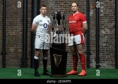 Londres, Royaume-Uni. 22 janvier 2020. Photo du dossier de 2020.Owen Farrell d'Angleterre (L) et Alun Wyn Jones du pays de Galles (R) se tiennent à côté du trophée Guinness six Nations. Lancement du tournoi Guinness six Nations Championship 2020 à Tobacco Dock à Tobacco Quay, Londres, le mercredi 22 janvier 2020. Cette image ne peut être utilisée qu'à des fins éditoriales. Usage éditorial seulement, photo par Steffan Bowen/ Credit: Andrew Orchard sports Photography/Alay Live News Banque D'Images