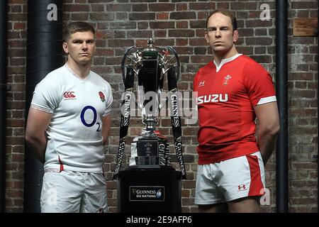 Londres, Royaume-Uni. 22 janvier 2020. Photo de fichier de 2020. Owen Farrell d'Angleterre (L) et Alun Wyn Jones du pays de Galles (R) se tiennent à côté du trophée Guinness six Nations. Lancement du tournoi Guinness six Nations Championship 2020 à Tobacco Dock à Tobacco Quay, Londres, le mercredi 22 janvier 2020. Cette image ne peut être utilisée qu'à des fins éditoriales. Usage éditorial seulement, photo par Steffan Bowen/ Credit: Andrew Orchard sports Photography/Alay Live News Banque D'Images