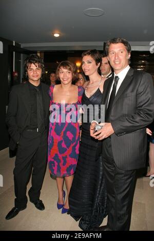 Antoine de Caunes avec sa petite amie Daphne Roulier et sa fille Emma de Caunes avec un ami quittent la projection de 'Quand j'tais chanteur' pendant le 59e Festival du film à Cannes, France le 26 mai 2006 photo de Gaetan Mabire/ABACAPRESS.COM Banque D'Images