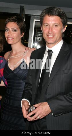 Antoine de Caunes avec sa petite amie Daphne Roulier quitte la projection de 'Quand j 'tais chanteur' lors du 59ème Festival du film à Cannes, France le 26 mai 2006 photo par Gaetan Mabire/ABACAPRESS.COM Banque D'Images