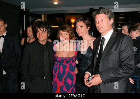 Antoine de Caunes avec sa petite amie Daphne Roulier et sa fille Emma de Caunes avec un ami quittent la projection de 'Quand j'tais chanteur' pendant le 59e Festival du film à Cannes, France le 26 mai 2006 photo de Gaetan Mabire/ABACAPRESS.COM Banque D'Images