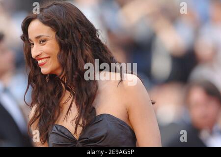 L'actrice française Rachida Brakni arrive pour la projection de 'El Laberinto Del Fauno' dirigée par Guillermo Del Toro présentée en compétition au 59e Festival du film, à Cannes, en France, le 27 mai 2006. Photo de Hahn-Nebinger-Orban/ABACAPRESS.COM Banque D'Images