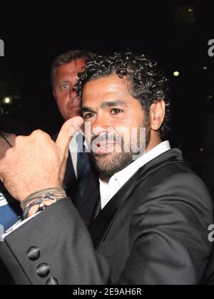 EXCLUSIF - l'acteur français Jamel Debbouze quitte le Palais des Festivals, en utilisant la porte arrière nommée "entrée des artistes" après la cérémonie de clôture du 59e Festival du film à Cannes, en France, le 28 mai 2006. Photo de Gaetan Mabire/ABACAPRESS.COM Banque D'Images