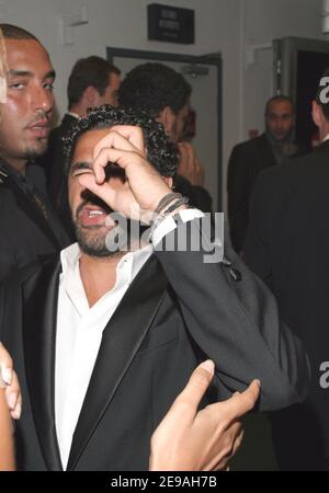 EXCLUSIF - l'acteur français Jamel Debbouze fait des blagues quand il quitte le 'Palais des Festivals', en utilisant la porte arrière nommée en français 'entrée des artistes' après la cérémonie de clôture du 59e Festival du film à Cannes, en France, le 28 mai 2006. Photo de Gaetan Mabire/ABACAPRESS.COM Banque D'Images