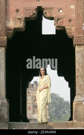 La jeune actrice Sonia Jehan pose à New Delhi, en Inde, en décembre 2005. Le nouveau visage de Bollywood est né en France avec des origines pakistanaises, elle joue le rôle de chef de file dans la superproduction indienne Taj Mahal. Avant de se rendre sur grand écran, Sonia Jehan se targue d'être la petite-fille du légendaire chanteur Noor Jehan. Photo d'Alexis Oran/ABACAPRESS.COM Banque D'Images