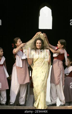 La jeune actrice Sonia Jehan pose à New Delhi, en Inde, en décembre 2005. Le nouveau visage de Bollywood est né en France avec des origines pakistanaises, elle joue le rôle de chef de file dans la superproduction indienne Taj Mahal. Avant de se rendre sur grand écran, Sonia Jehan se targue d'être la petite-fille du légendaire chanteur Noor Jehan. Photo d'Alexis Oran/ABACAPRESS.COM Banque D'Images