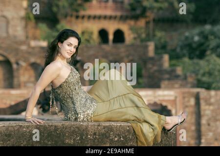 La jeune actrice Sonia Jehan pose à New Delhi, en Inde, en décembre 2005. Le nouveau visage de Bollywood est né en France avec des origines pakistanaises, elle joue le rôle de chef de file dans la superproduction indienne Taj Mahal. Avant de se rendre sur grand écran, Sonia Jehan se targue d'être la petite-fille du légendaire chanteur Noor Jehan. Photo d'Alexis Oran/ABACAPRESS.COM Banque D'Images