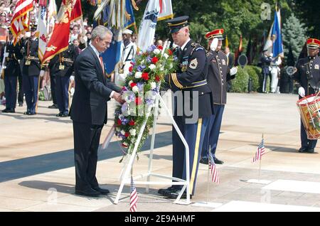 Le Président George W Bush dépose une couronne à la tombe des inconnus lors des cérémonies du Memorial Day au cimetière national d'Arlington, en Virginie, aux États-Unis, le 29 mai 2006. Memorial Day et est un jour honoré de mémoire pour ceux qui sont morts au service de la nation. Photo Johnny Bivera-USN via ABACAPRESS.COM Banque D'Images