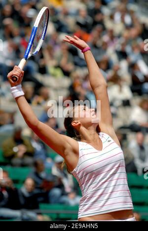 Tatiana Golovin de France défaite par Jie Zheng de Chine, 3-6, 6-7, dans leur première partie de l'Open de tennis français à l'arène Roland Garros à Paris, en France, le 30 mai 2006. Photo de Christophe Guibbbaud/Cameleon/ABACAPRESS.COM Banque D'Images