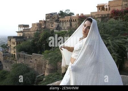 La jeune actrice Sonia Jehan pose à New Delhi, en Inde, en décembre 2005. Le nouveau visage de Bollywood est né en France avec des origines pakistanaises, elle joue le rôle de chef de file dans la superproduction indienne Taj Mahal. Avant de se rendre sur grand écran, Sonia Jehan se targue d'être la petite-fille du légendaire chanteur Noor Jehan. Photo d'Alexis Oran/ABACAPRESS.COM Banque D'Images