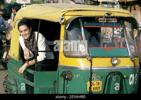 La jeune actrice Sonia Jehan pose à New Delhi, en Inde, en décembre 2005. Le nouveau visage de Bollywood est né en France avec des origines pakistanaises, elle joue le rôle de chef de file dans la superproduction indienne Taj Mahal. Avant de se rendre sur grand écran, Sonia Jehan se targue d'être la petite-fille du légendaire chanteur Noor Jehan. Photo d'Alexis Oran/ABACAPRESS.COM Banque D'Images