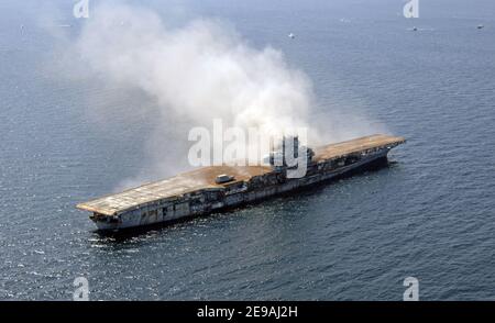 L'ex-Oriskany, un porte-avions désaffecté, a été coulé dans le golfe du Mexique pour former un récif artificiel à 24 miles au large de la côte de Pensacola, FL, USA le 17 2006 mai. Le navire de 888 pieds a pris environ 37 minutes pour s'enfoncer sous la surface. Après 25 ans de service à la Marine dans des opérations en Corée, au Vietnam et en Méditerranée, ex-Oriskany profitera maintenant à la vie marine, à la pêche sportive et à la plongée récréative au large de la côte de la manische de Floride. Photo par USN via ABACAPRESS.COM Banque D'Images