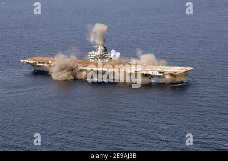 L'ex-Oriskany, un porte-avions désaffecté, a été coulé dans le golfe du Mexique pour former un récif artificiel à 24 miles au large de la côte de Pensacola, FL, USA le 17 2006 mai. Le navire de 888 pieds a pris environ 37 minutes pour s'enfoncer sous la surface. Après 25 ans de service à la Marine dans des opérations en Corée, au Vietnam et en Méditerranée, ex-Oriskany profitera maintenant à la vie marine, à la pêche sportive et à la plongée récréative au large de la côte de la manische de Floride. Photo par USN via ABACAPRESS.COM Banque D'Images