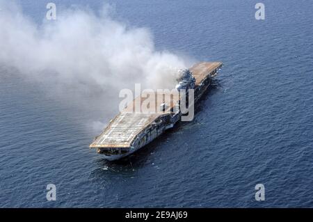 L'ex-Oriskany, un porte-avions désaffecté, a été coulé dans le golfe du Mexique pour former un récif artificiel à 24 miles au large de la côte de Pensacola, FL, USA le 17 2006 mai. Le navire de 888 pieds a pris environ 37 minutes pour s'enfoncer sous la surface. Après 25 ans de service à la Marine dans des opérations en Corée, au Vietnam et en Méditerranée, ex-Oriskany profitera maintenant à la vie marine, à la pêche sportive et à la plongée récréative au large de la côte de la manische de Floride. Photo par USN via ABACAPRESS.COM Banque D'Images