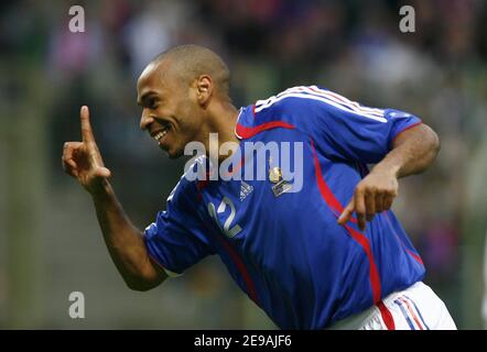 Thierry Henry, ancien buteur d'Arsenal et de France, a annoncé sa retraite du football après 20 ans de carrière chargée de trophées pour occuper un rôle dans les médias. Le gagnant de la coupe du monde 1998, 37, a quitté les Red Bulls de New York ce mois-ci, mais il a été spéculé sur le choix de jouer dans un autre club. Photo du dossier : Thierry Henry, France, fête après son but lors du match international amical, France vs Danemark au stade Bolaert de Lens, France, le 31 mai 2006. La France a gagné 2-0. Photo de Christian Liewig/ABACAPRESS.COM Banque D'Images