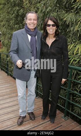 L'humoriste français Michel Leeb et sa femme Beatrice posent dans le quartier VIP de l'Open de tennis français à l'arène Roland-Garros à Paris, le 1er juin 2006. Photo de Gouhier-Nebinger-Zabulon/ABACAPRESS.COM Banque D'Images