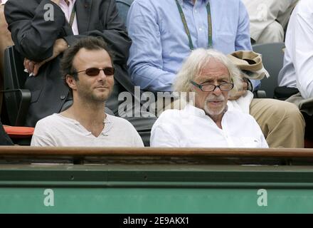 Les acteurs français Pierre-François Martin-Laval et Pierre Richard regardent un match pendant la 6ème journée du tournoi de tennis ouvert qui se tient au stade Roland Garros à Paris, en France, le 3 juin 2006. Photo de Gouhier-Nebinger-Zabulon/ABACAPRESS.COM. Banque D'Images