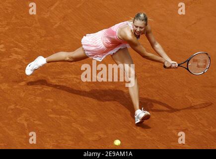 Maria Sharapova de Russie défaite par Dinara Safina de Russie, 7-5, 2-6, 7-5, dans leur quatrième tour et signe des autographes à la fin du match lors de l'Open de tennis français à l'arène Roland Garros, à Paris, en France, le 4 juin 2006. Photo de Christian Liewig/ABACAPRESS.COM Banque D'Images