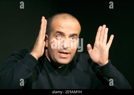 Benamar Siba présente son spectacle One Man Show, 'es OS et Barabas' au Théâtre des 'Dechargeurs' à Paris le 6 juin 2006. Photo de Denis Guignebourg/ABACAPRESS.COM Banque D'Images