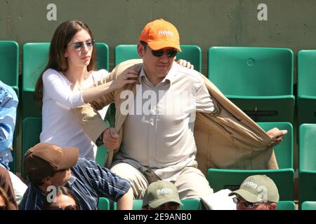 L'humoriste et acteur français Dany Boon et sa femme Yael, pleins d'amour et d'attention tout en regardant un match pendant le 10e jour du tournoi de tennis ouvert français qui s'est tenu au stade Roland Garros à Paris, en France, le 7 juin 2006. Photo de Gorassini-Nebinger-Zabulon/ABACAPRESS.COM Banque D'Images