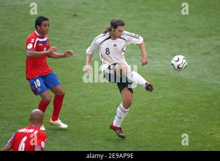 Walter Cenceno du Costa Rica et Torsten Fings en action pendant la coupe du monde 2006, Groupe A, Allemagne contre Costa Rica à Munich, Allemagne le 9 juin 2006. L'Allemagne a gagné 4-2. Photo de Gouhier-Hahn-Orban/Cameleon/ABACAPRESS.COM Banque D'Images