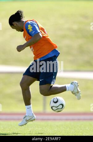 Le Ronaldinho du Brésil lors d'une session de formation à Konigstein, en Allemagne, le 11 juin 2006. Au premier tour de la coupe du monde 2006, le Brésil jouera la Croatie, le Japon et l'Australie dans le Groupe F. photo de Gouhier-Hahn-Orban/Cameleon/ABACAPRESS.COM Banque D'Images