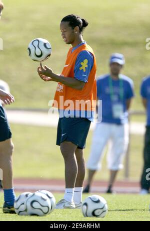 Le Ronaldinho du Brésil lors d'une session de formation à Konigstein, en Allemagne, le 11 juin 2006. Au premier tour de la coupe du monde 2006, le Brésil jouera la Croatie, le Japon et l'Australie dans le Groupe F. photo de Gouhier-Hahn-Orban/Cameleon/ABACAPRESS.COM Banque D'Images