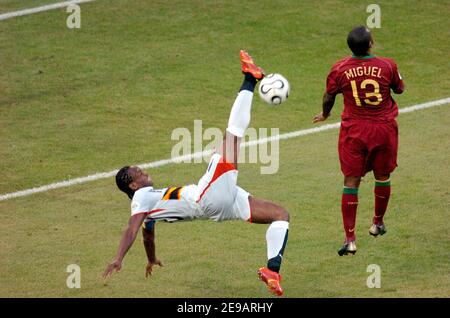 Akwa en action en Angola pendant la coupe du monde 2006, Groupe D, Angola contre Portugal à Cologne, Allemagne, le 11 juin 2006. Le Portugal a gagné 1-0. Photo de Gouhier-Hahn-Orban/Cameleon/ABACAPRESS.COM Banque D'Images