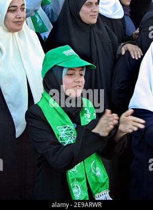 Les femmes palestiniennes qui soutiennent le Hamas et le Jihad islamique se réunissent lors d'un rassemblement contre l'appel du président palestinien Mahmoud Abbas, devant le Conseil législatif de la ville de Gaza (Palestine), le samedi 10 juin 2006. Abbas a déclaré qu’il tiendra un référendum le 26 juillet sur la création d’un État palestinien aux côtés d’Israël, ce que le Hamas s’oppose fermement. Photo de Mohamed Atta/ABACAPRESS.COM Banque D'Images