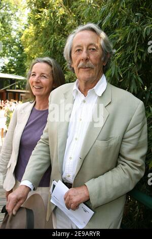 L'acteur français Jean Rochefort et sa femme arrivent dans le 'Village', le quartier VIP de l'Open de tennis français à l'arène Roland Garros à Paris, le 11 juin 2006. Photo de Gorassini-Nebinger-Zabulon/ABACAPRESS.COM Banque D'Images